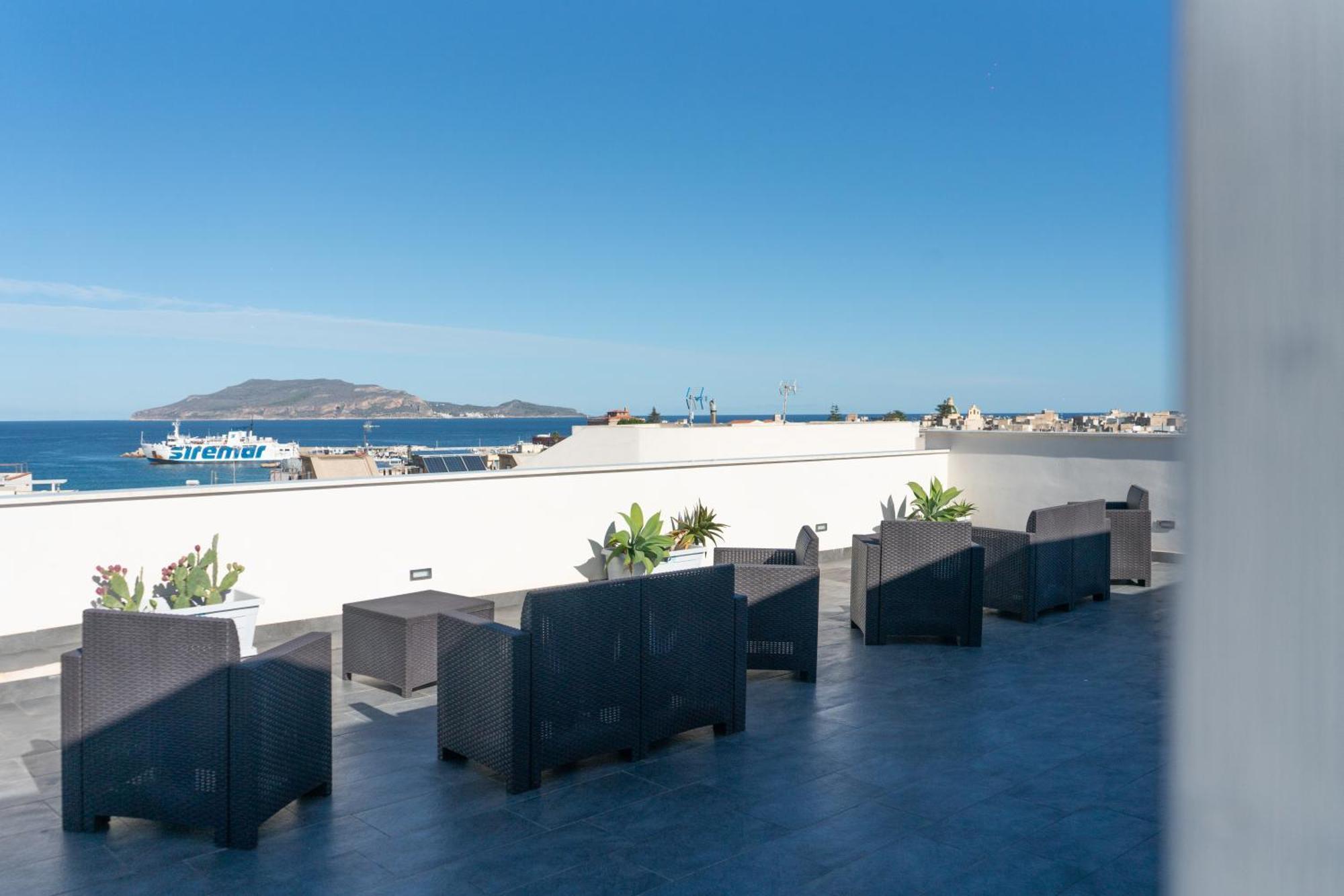 Ponente & Maestro Rooms Favignana Luaran gambar