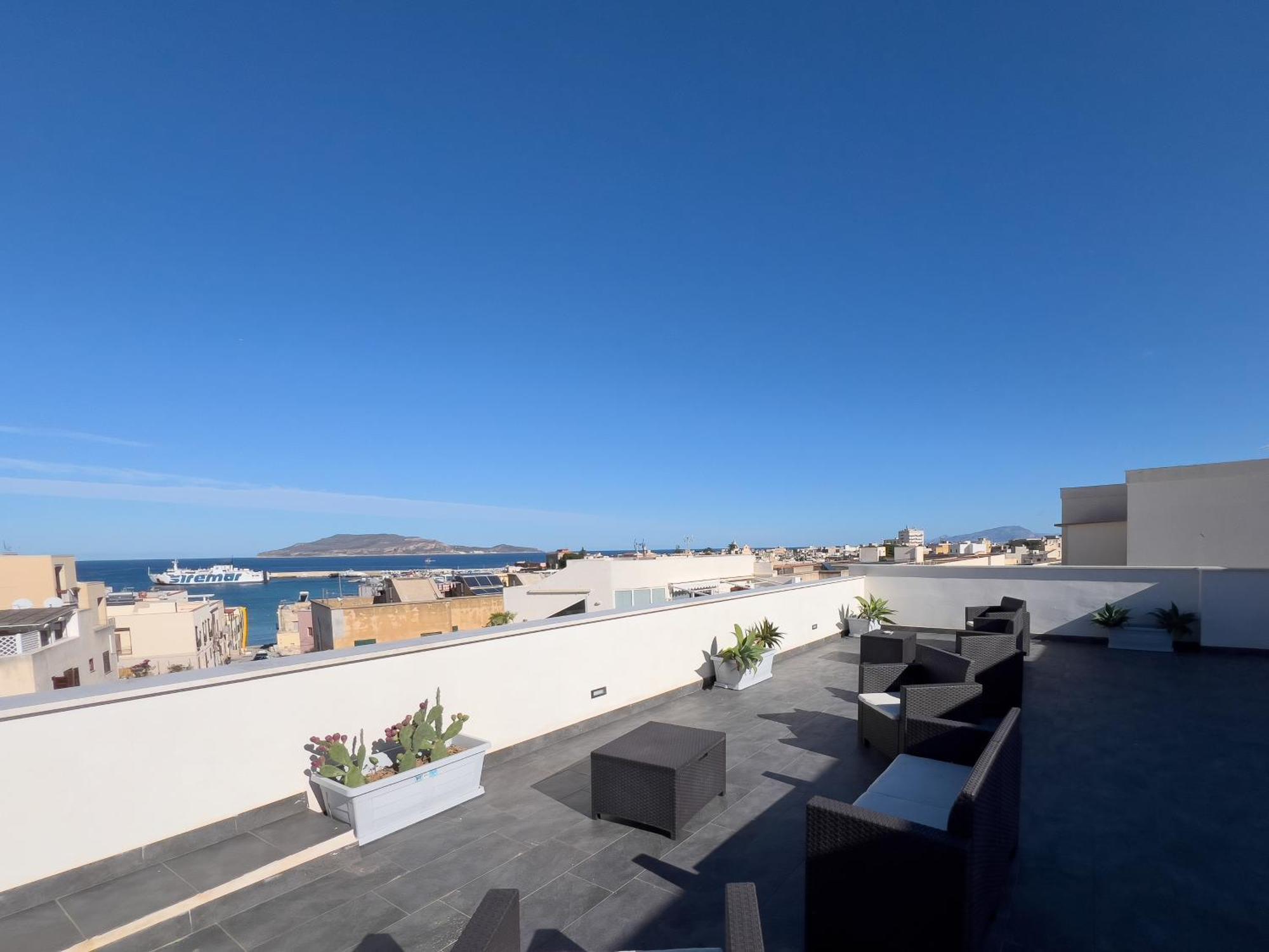 Ponente & Maestro Rooms Favignana Luaran gambar